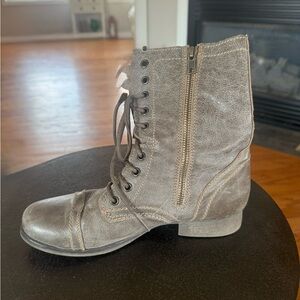 Steve Madden Troopa leather Lace-Up distressed gray boots in size 8.5